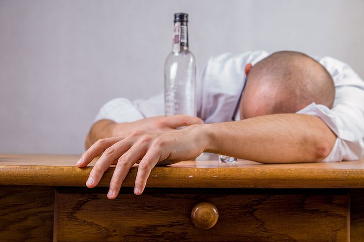 SCHWELLENWERTE NICHT MEHR ZEITGEMÄSS – WIE VIEL ALKOHOL IST GESUNDHEITLICH UNBEDENKLICH?